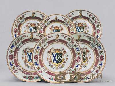 约1728年 粉彩英国家族徽章纹盘（一对） 直径32.7cm